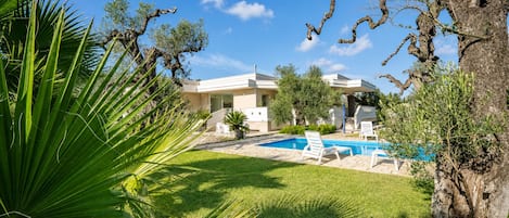 Villa familiar, 4 habitaciones, balcón (Villa Torricella Pool and Sunny) | Alberca | Alberca al aire libre por temporada