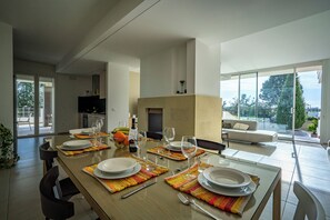 วิลล่าสำหรับครอบครัว, หลายห้องนอน (Villa Torricella pool and sunny) | ร้านอาหาร