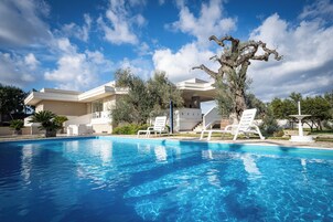 Una piscina al aire libre de temporada