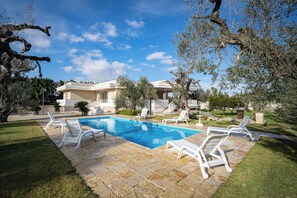 Villa familiar, varias habitaciones (Villa Torricella pool and sunny) | Alberca | Alberca al aire libre por temporada 