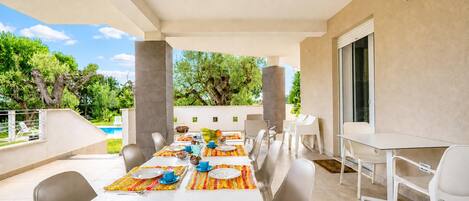 Perhehuvila, 4 makuuhuonetta, parveke (Villa Torricella Pool and Sunny) | Ulkoruokailutilat