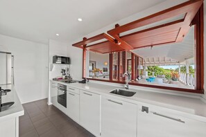 Fridge, microwave, oven, stovetop - Luxury villa with private pool and sea view, 100 m from the beach (Jan Thiel)