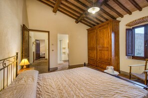 5 bedrooms, free WiFi, bed sheets
