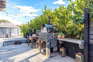 Outdoor dining - Obsidian Yurt by Waiheke Pure (Waiheke Island)