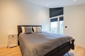 1 bedroom, desk, WiFi, bed sheets