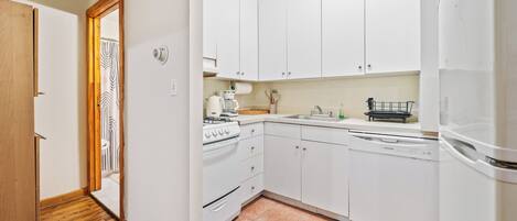 Réfrigérateur, four à micro-ondes, surface de cuisson, cafetiÚre-théiÚre