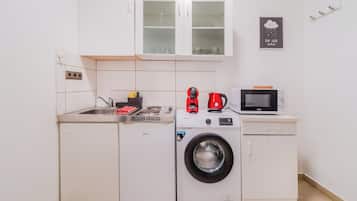 Family Studio, Microwave (Red Vibe Studio Central 2) | Private kitchenette