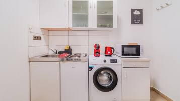 Réfrigérateur, micro-ondes, plaque de cuisson, cafetiÚre/bouilloire