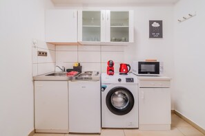 Geladeira, micro-ondas, cooktop, cafeteira/chaleira