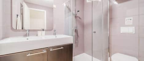 Studio familial (Red Vibe Studio Central 2) | Salle de bain | Douche, séchoir à cheveux, serviettes fournies, savon