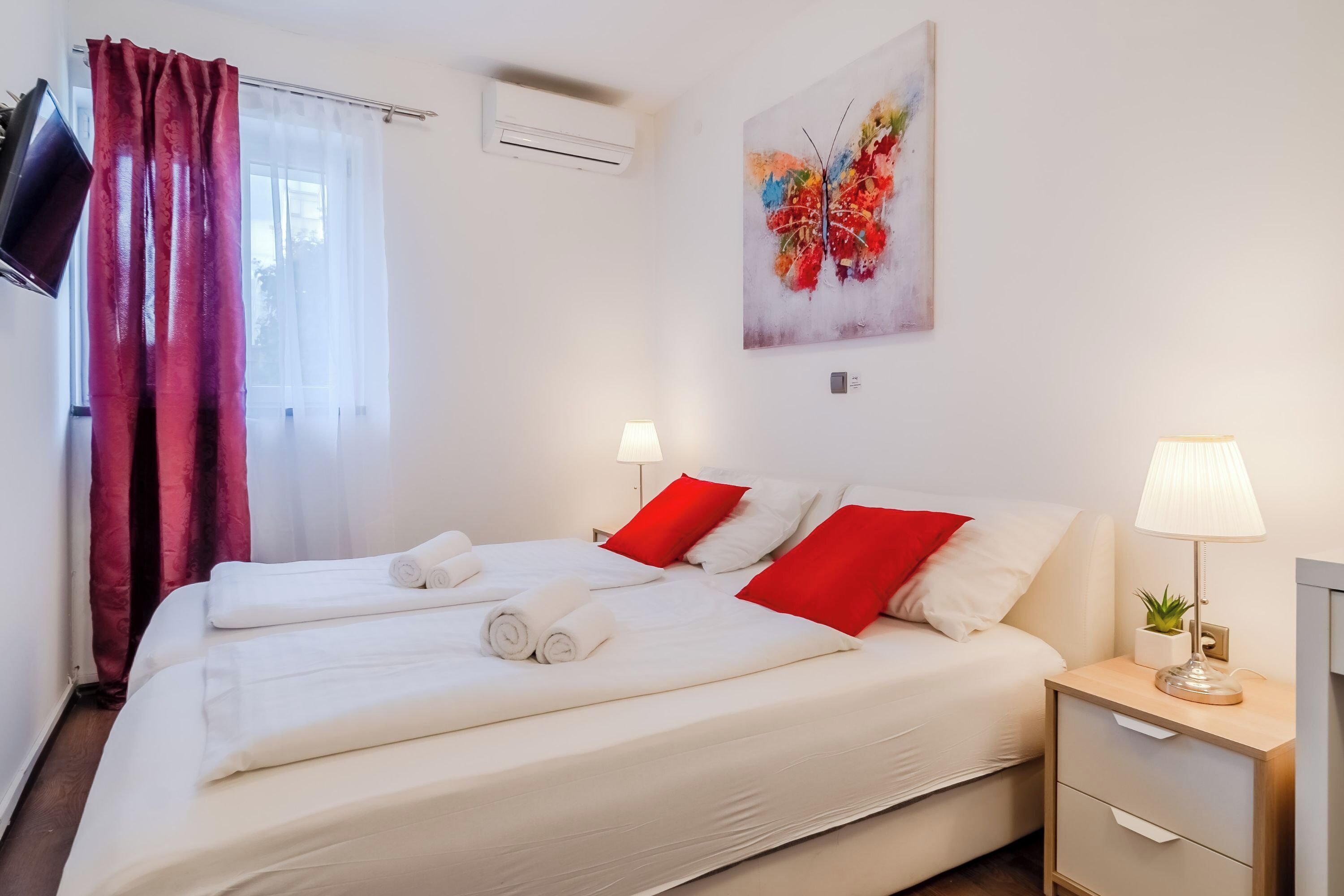Familie studio (Red Vibe Studio Central 2) | Een laptopwerkplek, een strijkplank/strijkijzer, gratis wifi, beddengoed