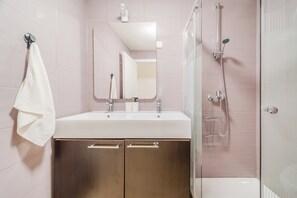 Family Studio (Red Vibe Studio Central 2) | Bathroom | Shower, hair dryer, towels, soap - Red Vibe Studio Central 2 (Zagreb)