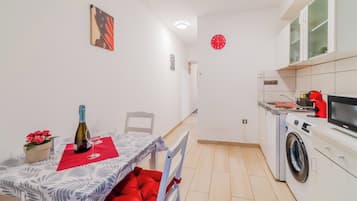 Family Studio, Microwave (Red Vibe Studio Central 2) | Dining