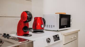 Refrigerador, microondas, parrilla de estufa y cafetera y tetera