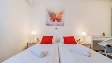 Espace de travail pour ordinateur portable, fer et planche Ă repasser