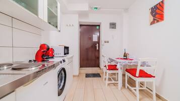 Family Studio, Microwave (Red Vibe Studio Central 2) | Private kitchenette