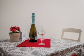 Family Studio (Red Vibe Studio Central 2) | Dining