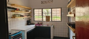Fridge, microwave, oven, stovetop - Charming 4-bedroom bed & breakfast in amazing Kigali with fitness room, WiFi (Kigali)