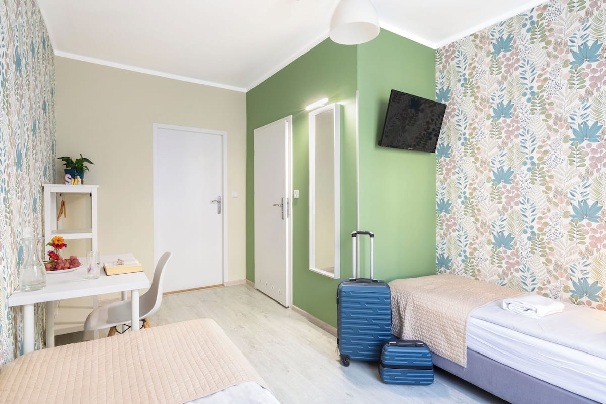 Habitación Deluxe con 2 camas individuales | Tabla de planchar con plancha y wifi gratis