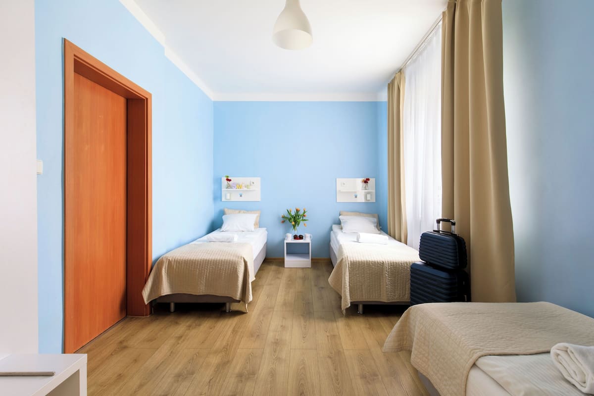 Habitación triple básica | Tabla de planchar con plancha y wifi gratis