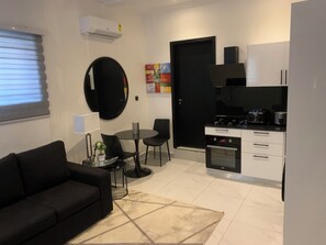 Smart TV - Lovely cozy one bedroom getaway for memorable home experience away (Accra)