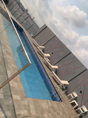 Outdoor pool - Lovely cozy one bedroom getaway for memorable home experience away (Accra)