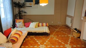 Una habitación acogedora con cama, sofá y radiador.