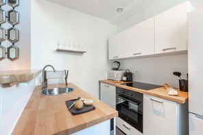 Réfrigérateur, micro-ondes, four, cafetière/bouilloire