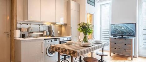 Fridge, oven, coffee/tea maker, cookware/dishes/utensils