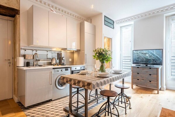 Køleskab, ovn, kaffe-/temaskine, køkkentøj/tallerkener/redskaber