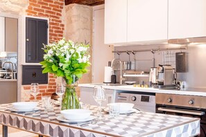 Réfrigérateur, four, cafetière/bouilloire