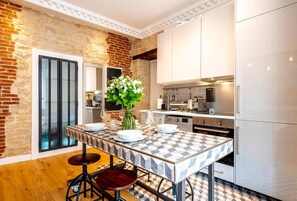 Fridge, oven, coffee/tea maker, cookware/dishes/utensils