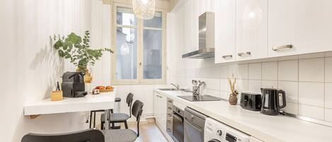 ثلاجة، فرن، ماكينة لصنع القهوة/الشاي، مستلزمات طهي/أطباق/أوعية