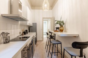 Kühlschrank, Ofen, Wasserkocher mit Kaffee-/Teezubehör