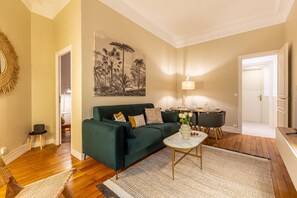 Living area - Amazing Apartment 3Bedrooms Champs Elysées (Paris)