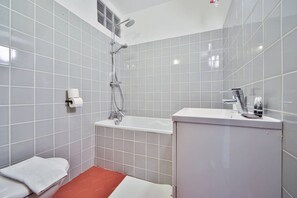 Haartrockner, Handtücher, Toilettenpapier
