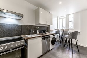 Fridge, oven, dishwasher, coffee/tea maker