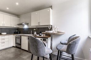 Fridge, oven, dishwasher, coffee/tea maker