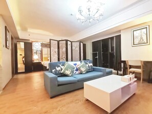 Premier Room, City View | Desk, laptop workspace, blackout drapes, iron/ironing board - Tianxi apartment ONE39 branch (Shenzhen)