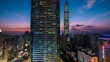 Phòng trung tâm thành phố, quang cảnh thành phố | Bàn, khu vực làm việc phù hợp cho laptop, màn/rèm cản sáng
