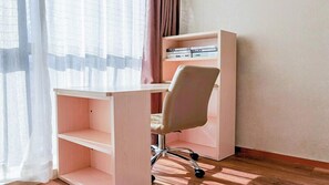 Escritorio, espacio para trabajar con un portátil, cortinas opacas