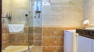 Suihku, ilmaiset hygieniatuotteet, hiustenkuivaaja, tohvelit