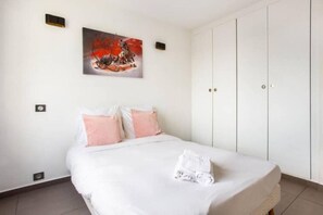 1 dormitori, planxa i posts de planxar, un bressol de viatge i wifi