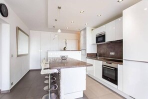 Réfrigérateur, micro-ondes, four, lave-vaisselle