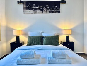 1 室のベッドルーム、デスク、防音設備、アイロン / アイロン台