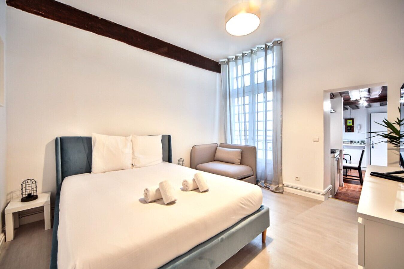 Iron/ironing board, travel crib, WiFi, bed sheets