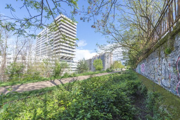 المنطقة المحيطة بالمنشأة