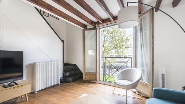A modern living room with a TV, a white chair, and a blue sofa. - New Duplex 6Pers#Paris Expo#Porte de Versailles (Paris)