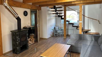 Una Smart TV, una chimenea, libros