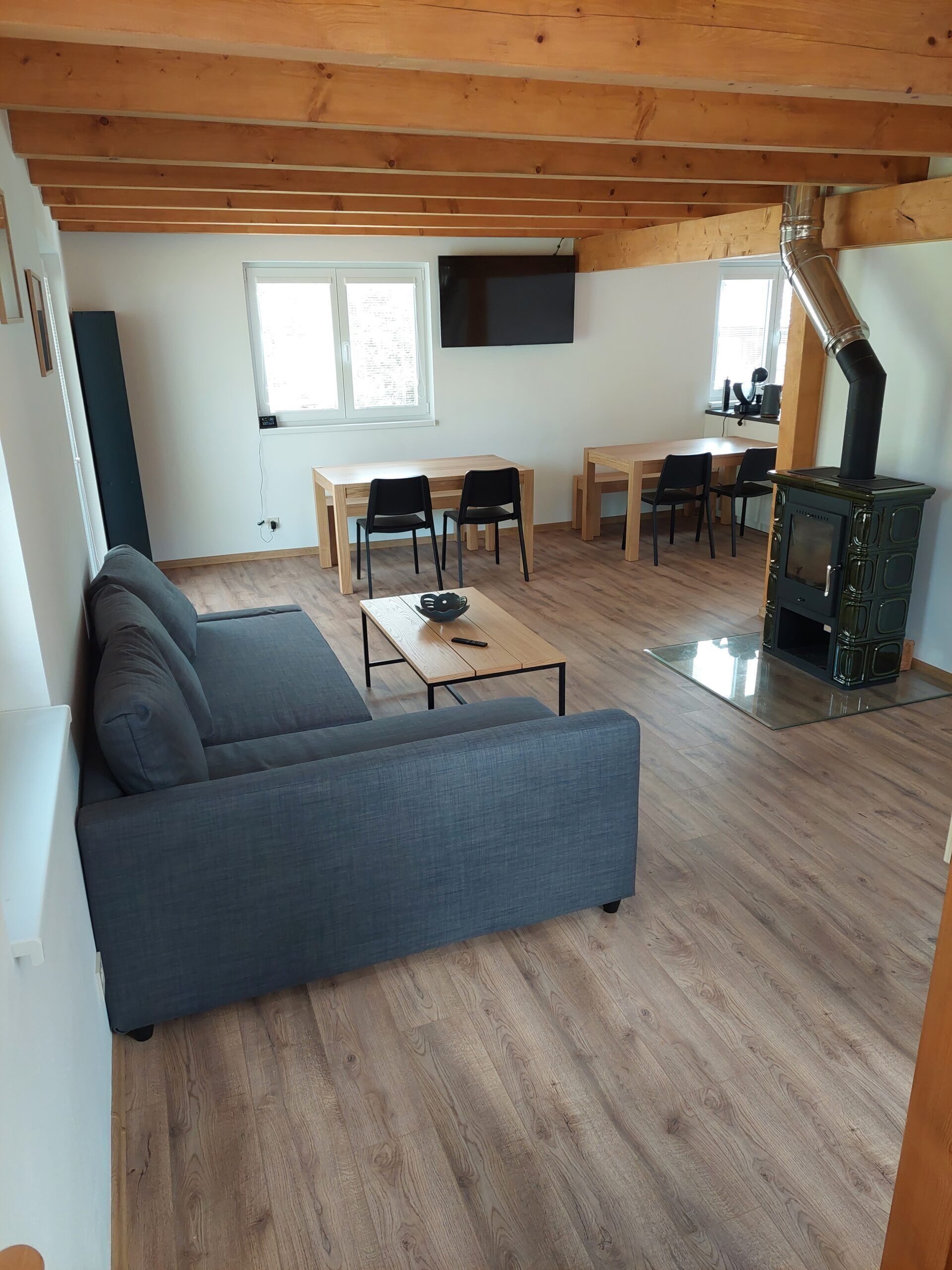 Smart-tv, een open haard, boeken en een filmbibliotheek